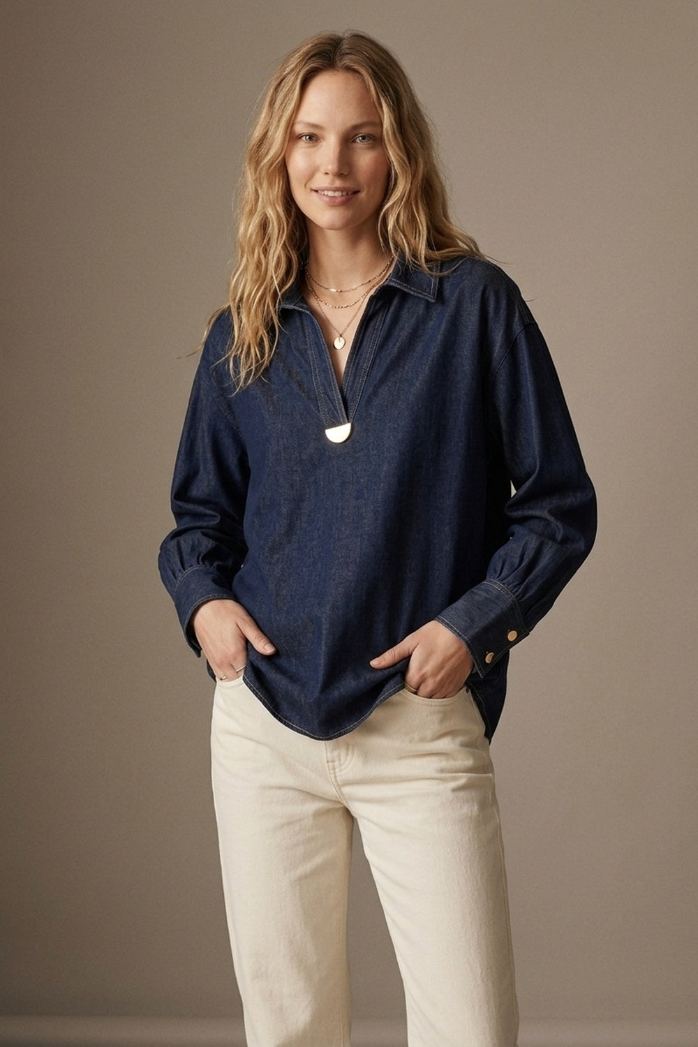 Camisa com Gola V e Detalhe em Ouro em Tecido Jeans Leve