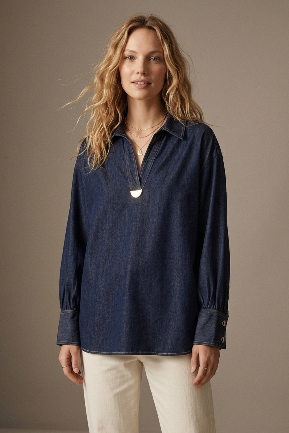 Camisa com Gola V e Detalhe em Ouro em Tecido Jeans Leve