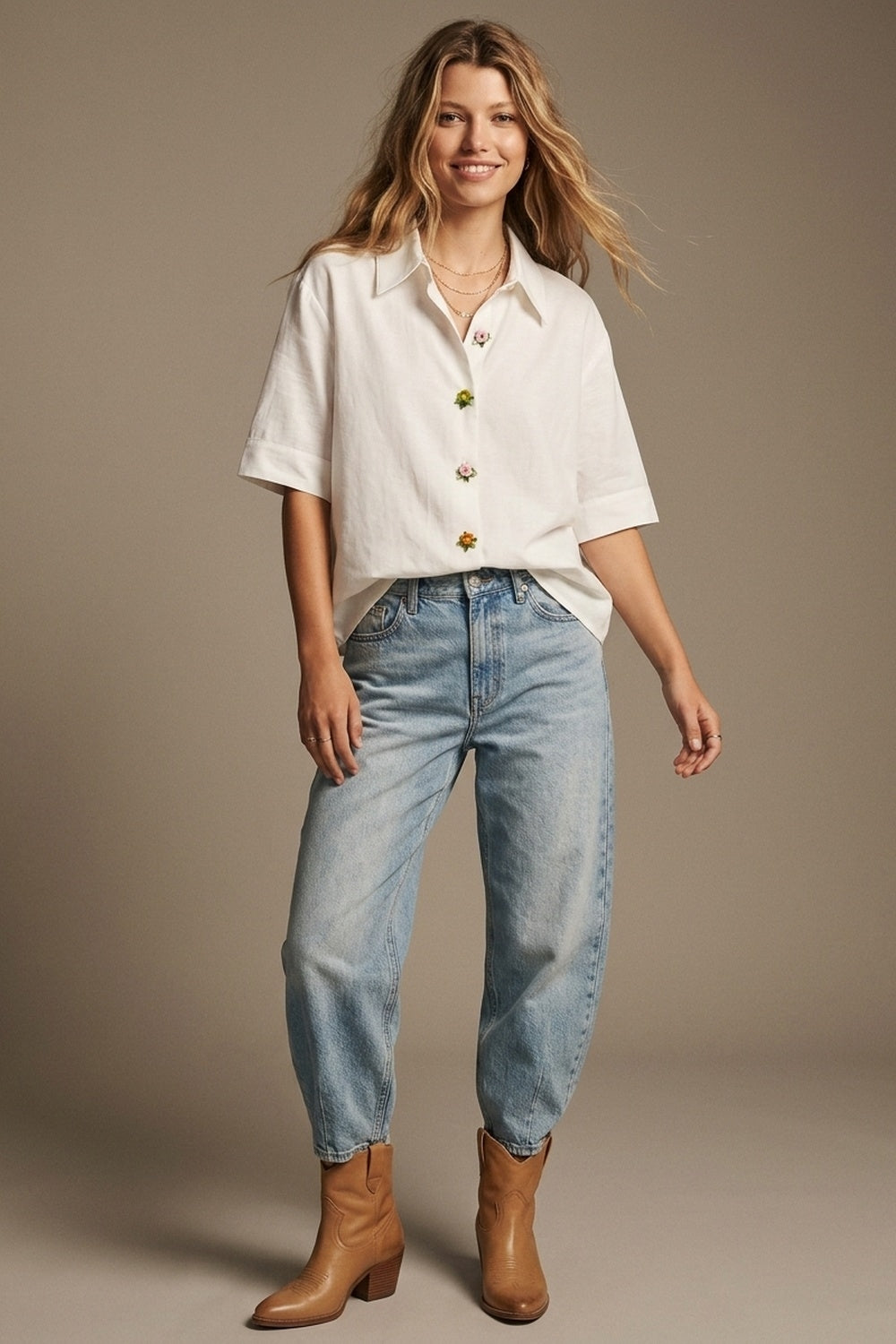 Camisa Branca de Tencel com Botões de Flor de Joia