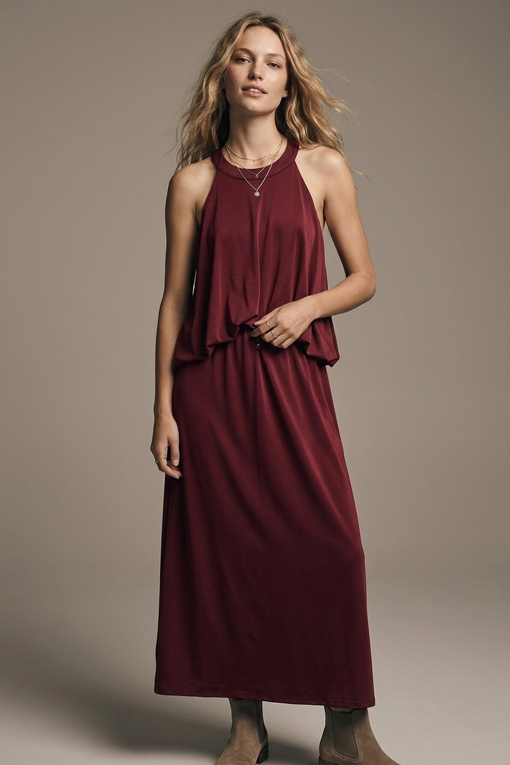 vestido maxi com decote halter de tecido macio stretch em borgonha