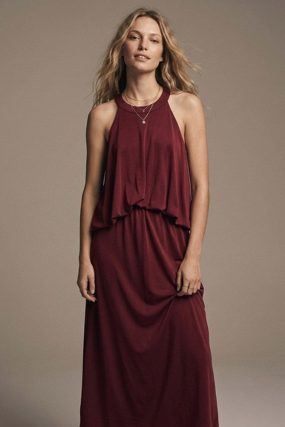 vestido maxi com decote halter de tecido macio stretch em borgonha