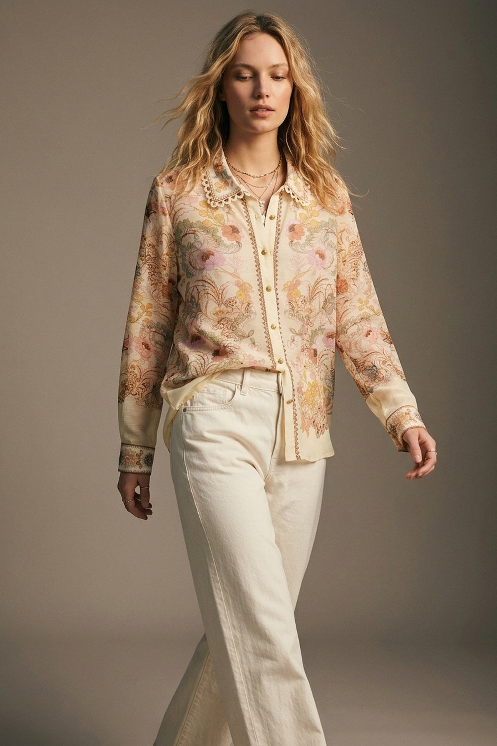 Camisa amarela manteiga com estampa floral e detalhe de renda