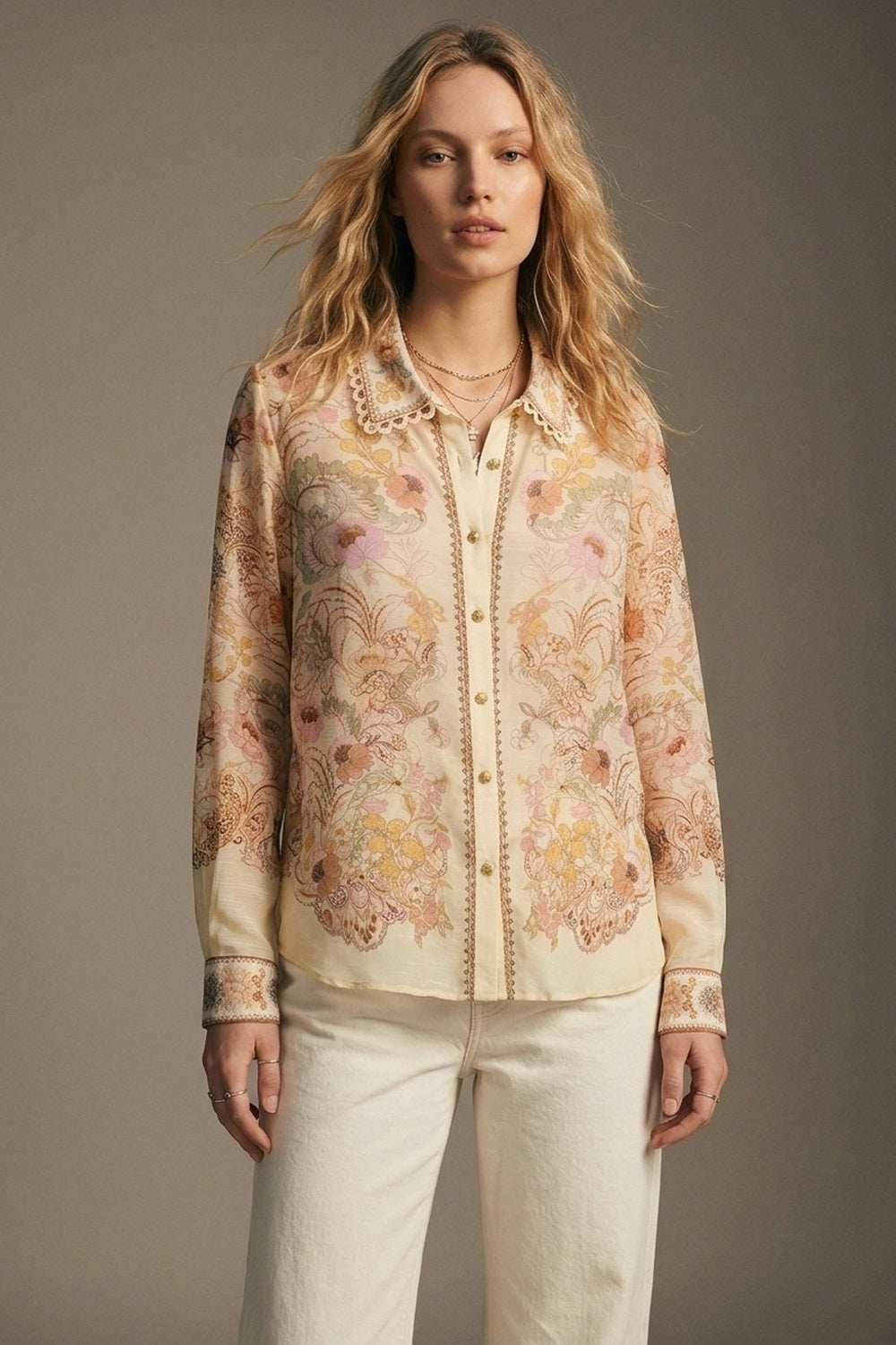 Camisa amarela manteiga com estampa floral e detalhe de renda