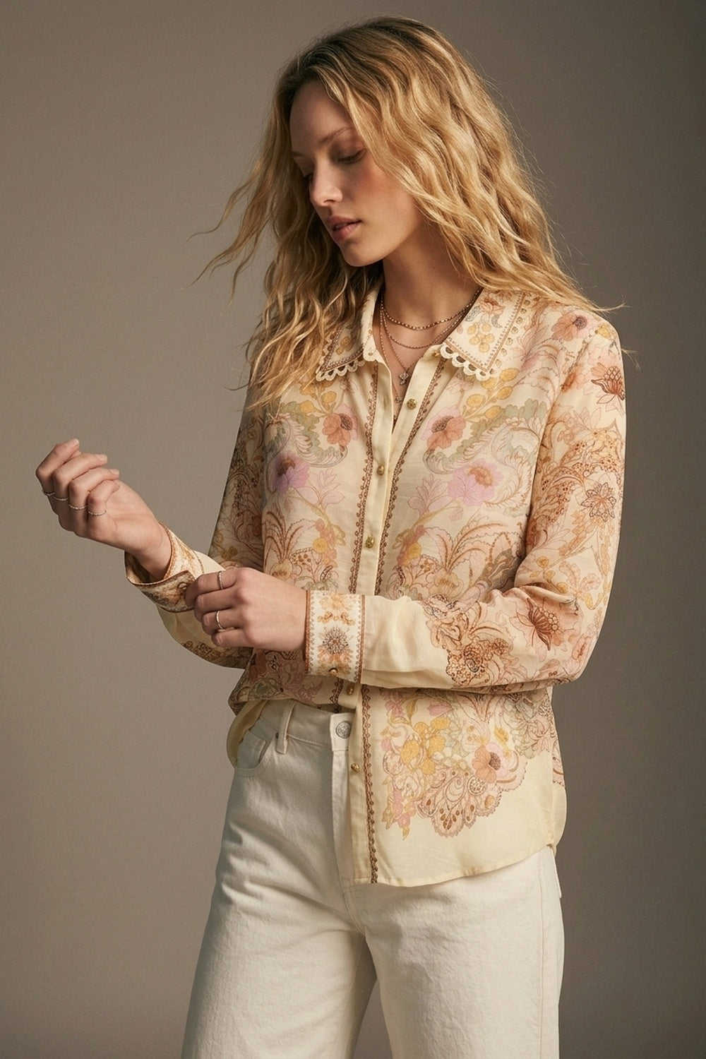 Camisa amarela manteiga com estampa floral e detalhe de renda