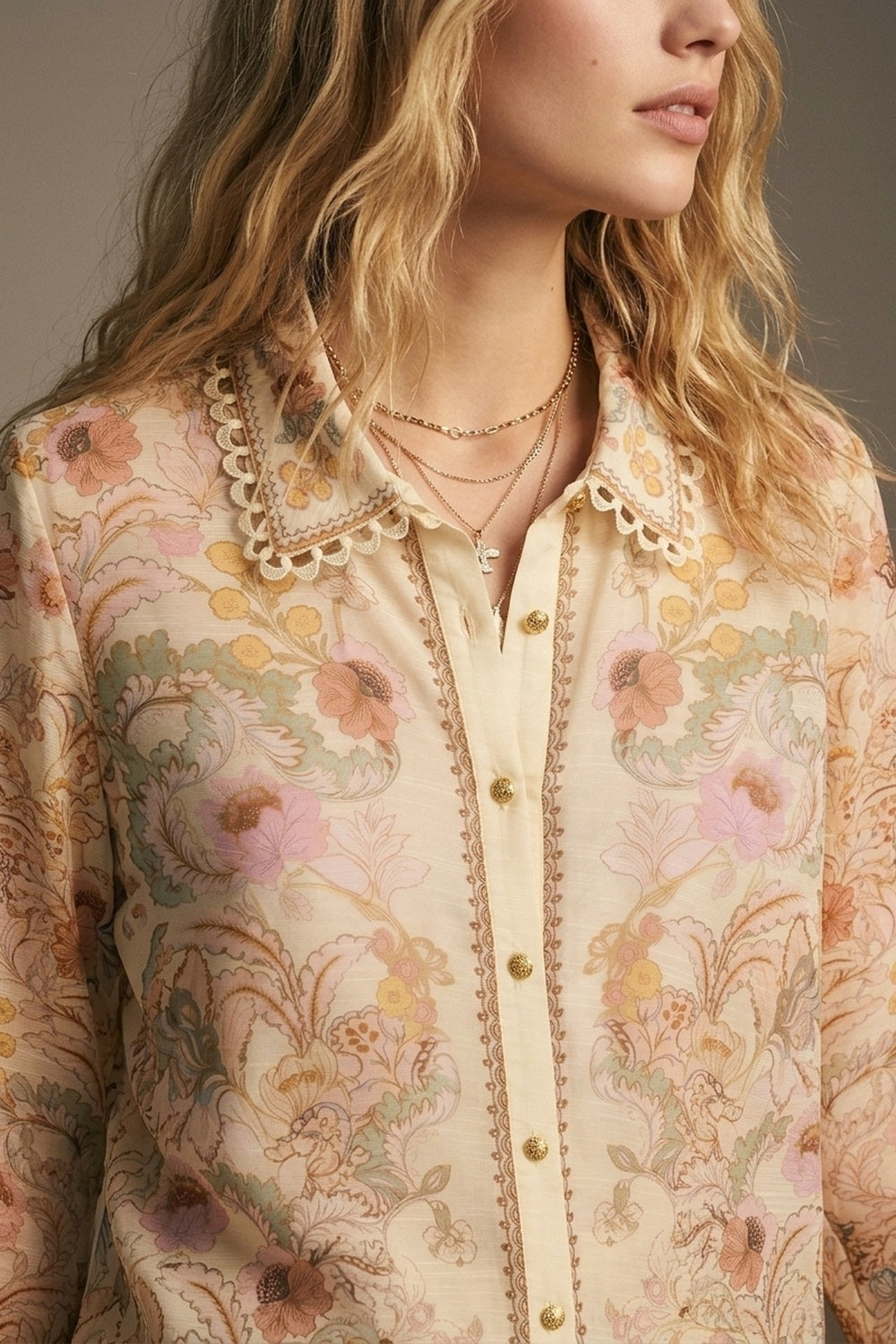 Camisa amarela manteiga com estampa floral e detalhe de renda