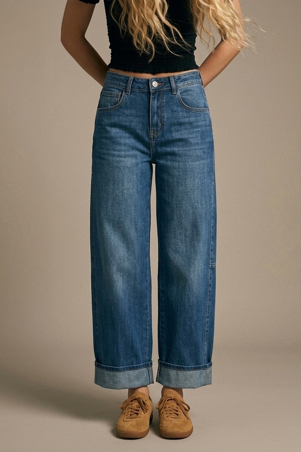 Calças de ganga Barrel Style Denim em lavagem média com bainha com punhos