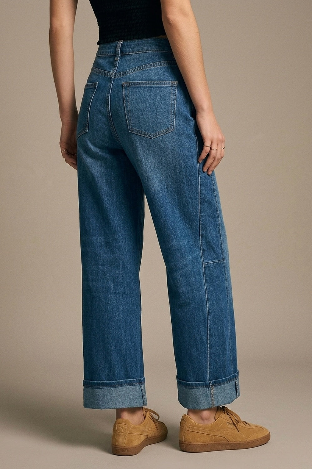 Calças de ganga Barrel Style Denim em lavagem média com bainha com punhos