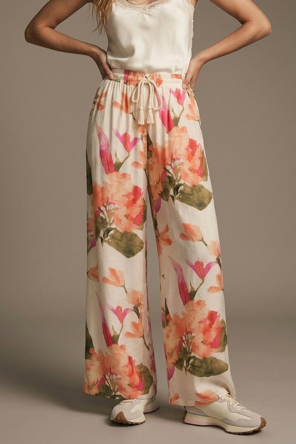 Calças largas com estampa floral em creme e cintura elástica