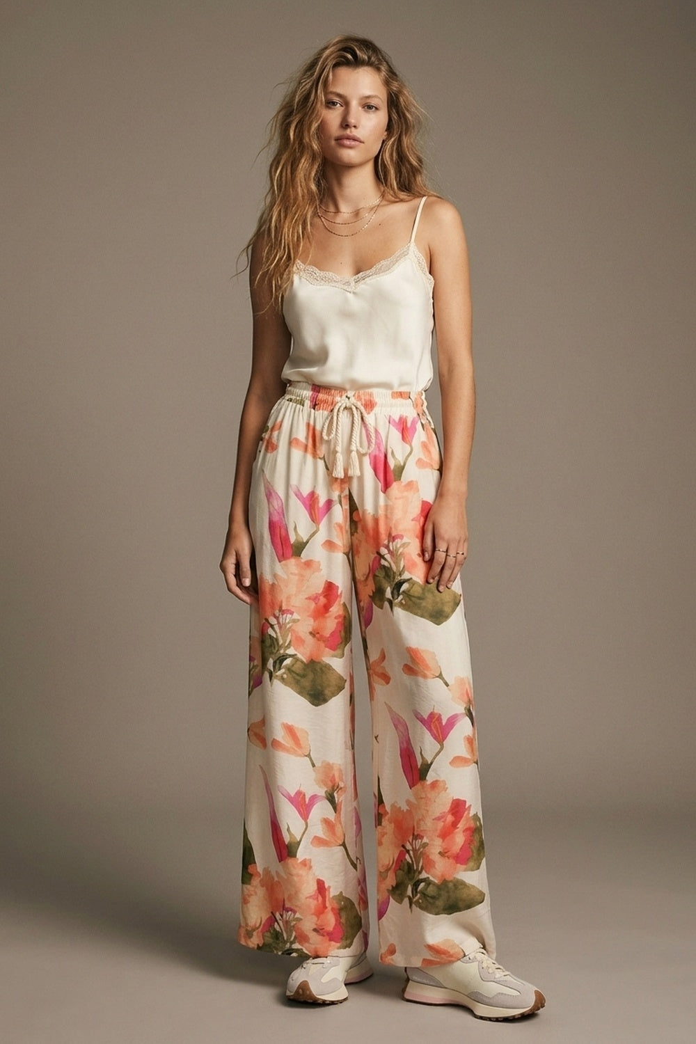 Calças largas com estampa floral em creme e cintura elástica
