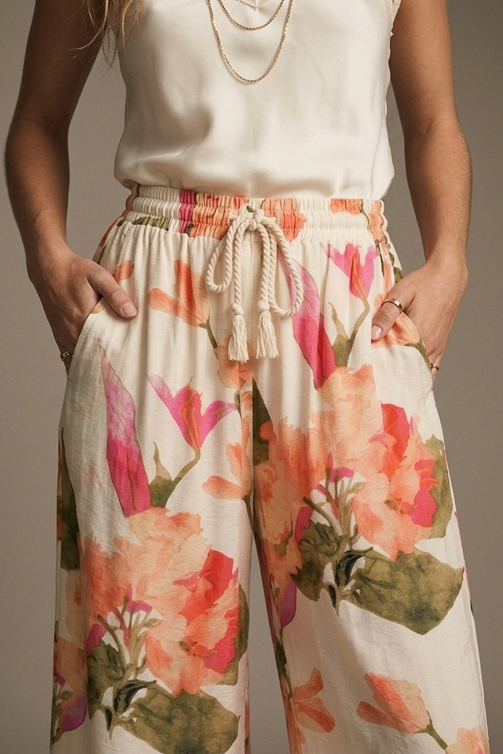 Calças largas com estampa floral em creme e cintura elástica