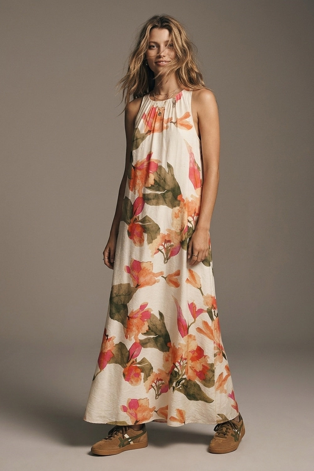 Vestido maxi sem mangas tecido leve estampa floral creme corte descontraído