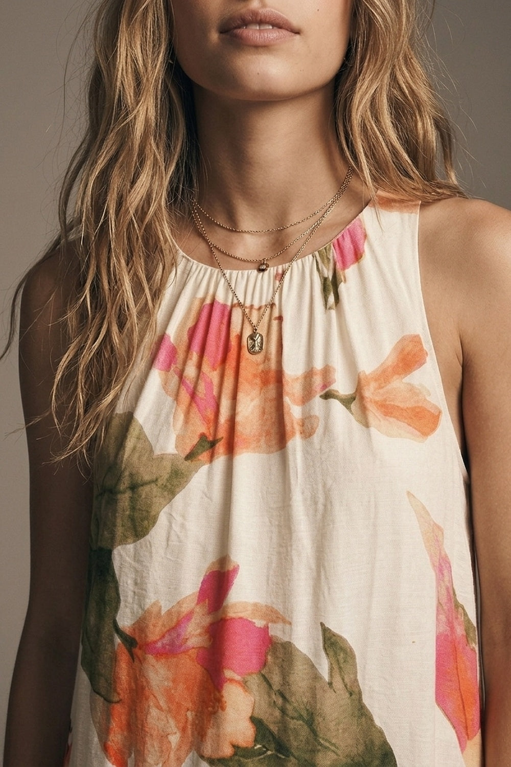 Vestido maxi sem mangas tecido leve estampa floral creme corte descontraído
