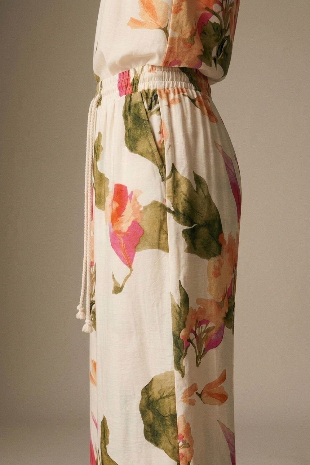 Calças largas com estampa floral em creme e cintura elástica