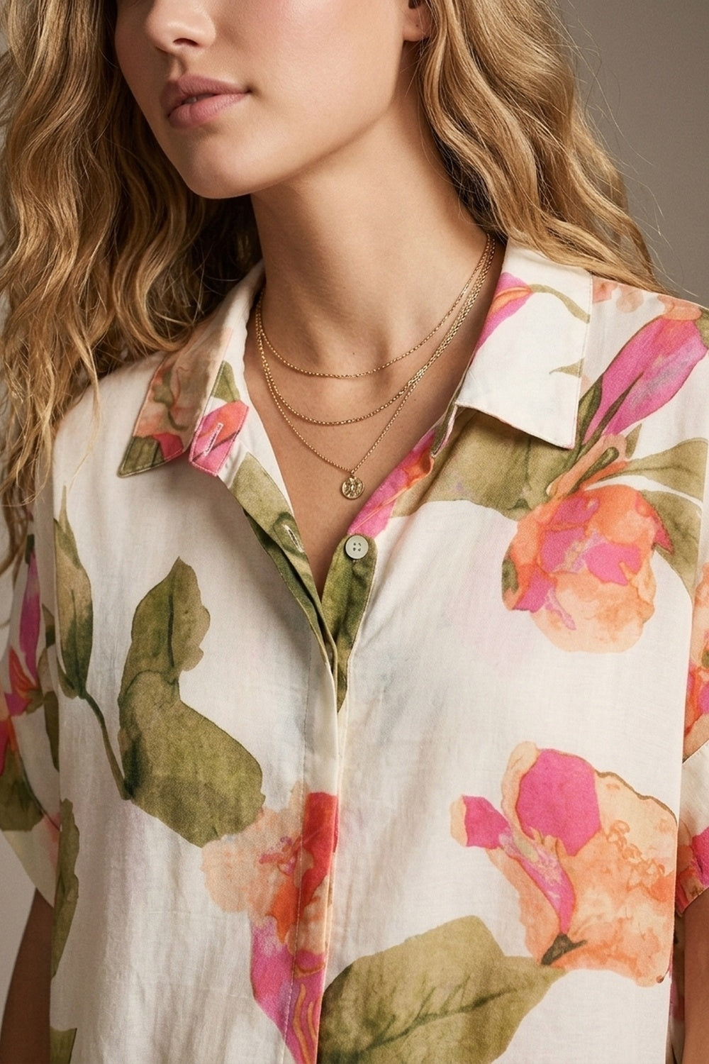 Camisa de Tecido Leve com Estampa Floral Creme e Manga Curta