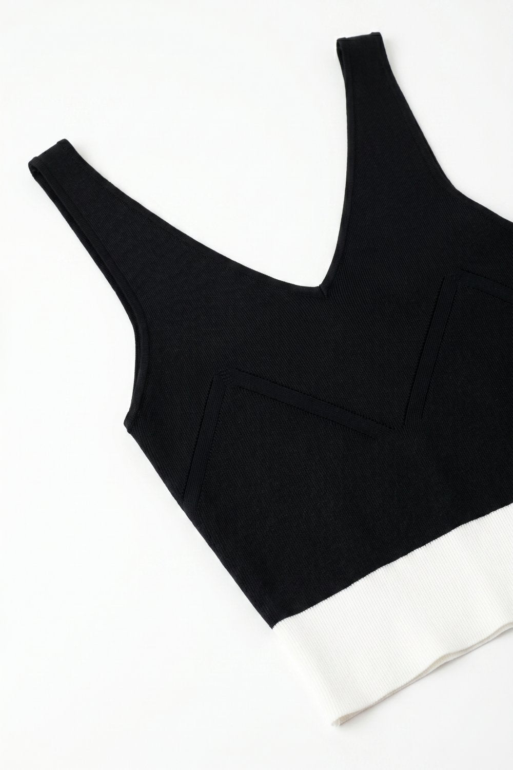 Top Cropped de Malha Canelada Preta com Barra Contrastante Decote V