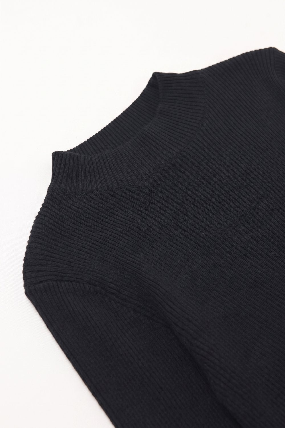 Suéter de Lã Merino Canelada Fina em azul marinho com Gola Alta
