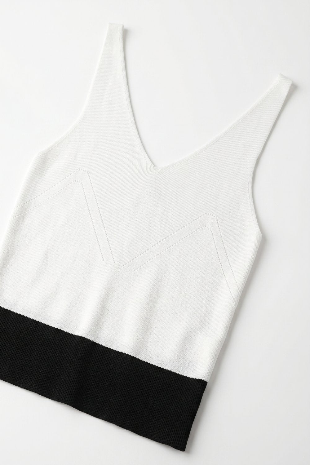 Top Cropped de Malha Canelada Branca com Barra Contrastante e Decote V