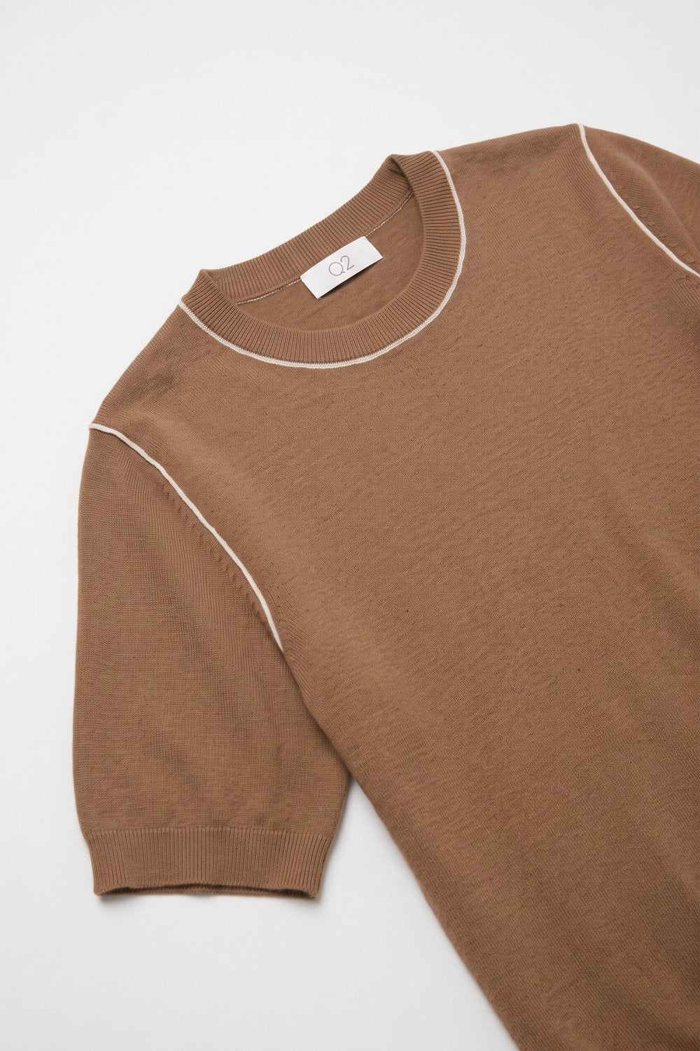 Camisola de Malha Fina Camelo com Costura Contrastante e Gola Redonda de Manga Curta