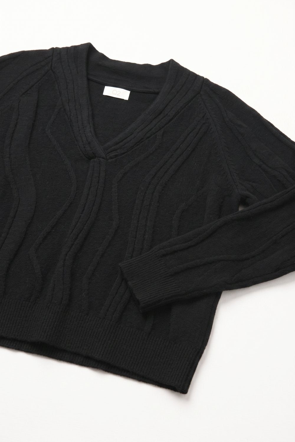 Suéter Wave-Knit Texturizado com Decote em V na cor preta