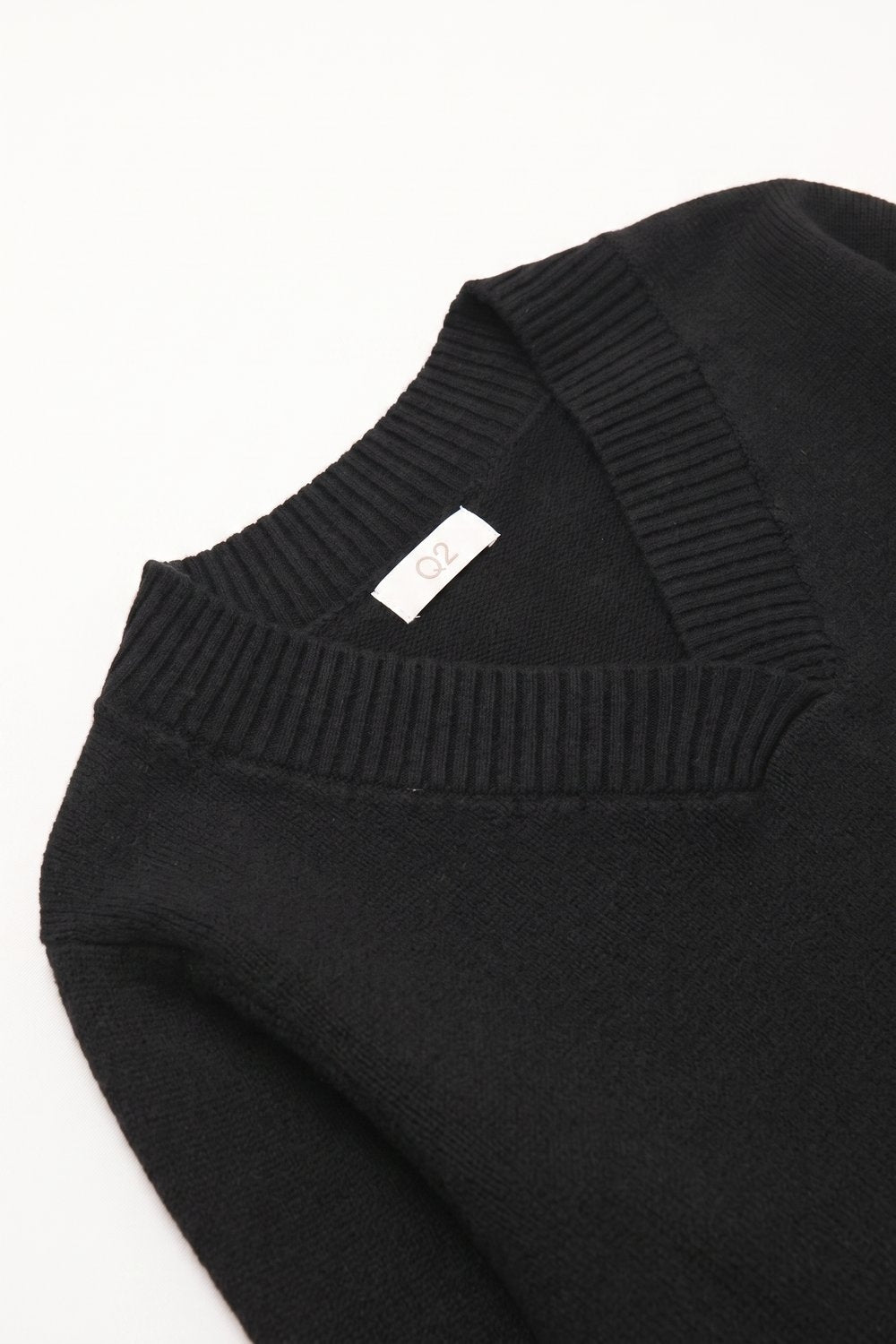 Camisola preta de malha quente com decote em V largo