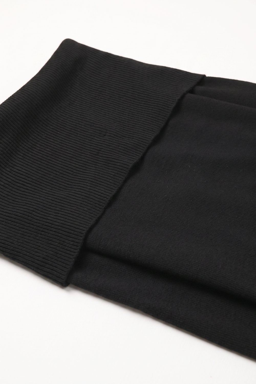 Suéter Preto de Malha Canelada Ombro a Ombro com Dobra