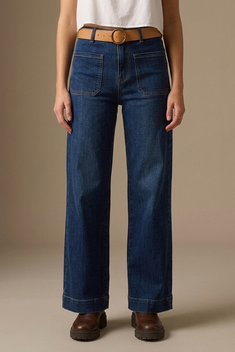 Jeans de lavagem escura com perna larga e bolsos