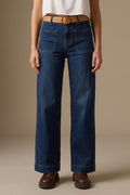 Jeans de lavagem escura com perna larga e bolsos