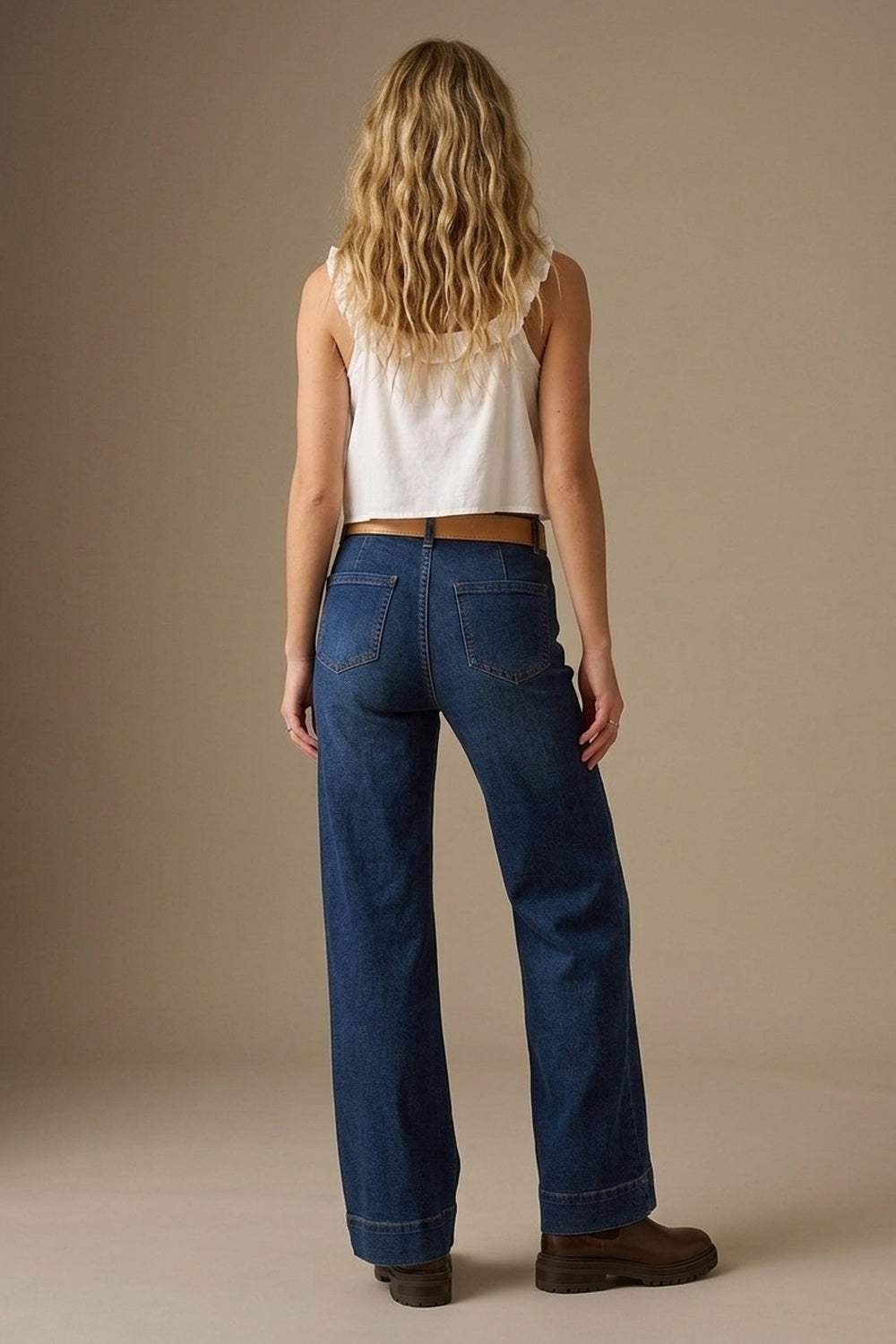 Jeans de lavagem escura com perna larga e bolsos