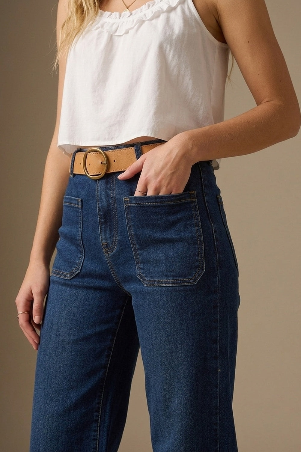 Jeans de lavagem escura com perna larga e bolsos