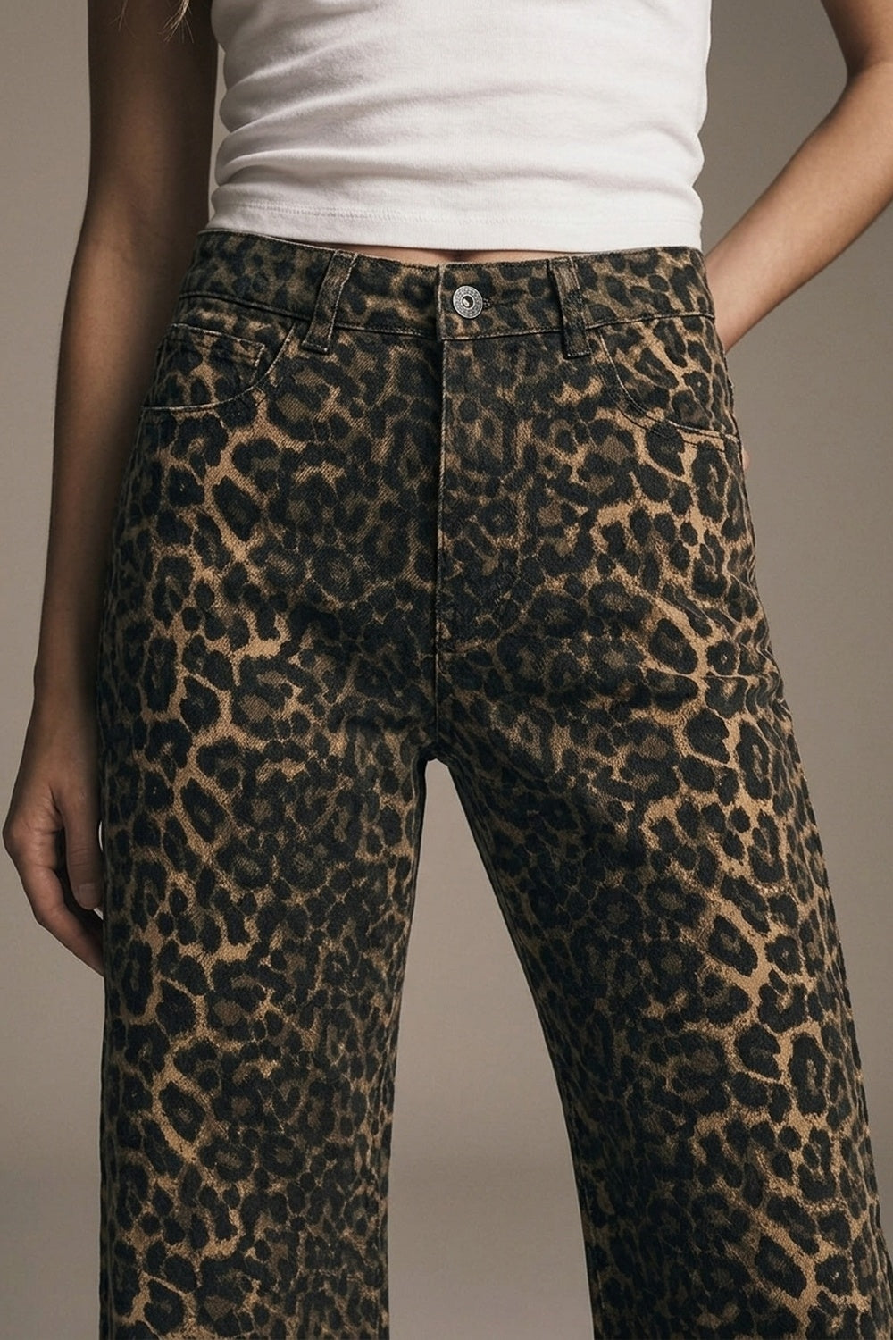 Calças de ganga de perna direita com estampado de leopardo