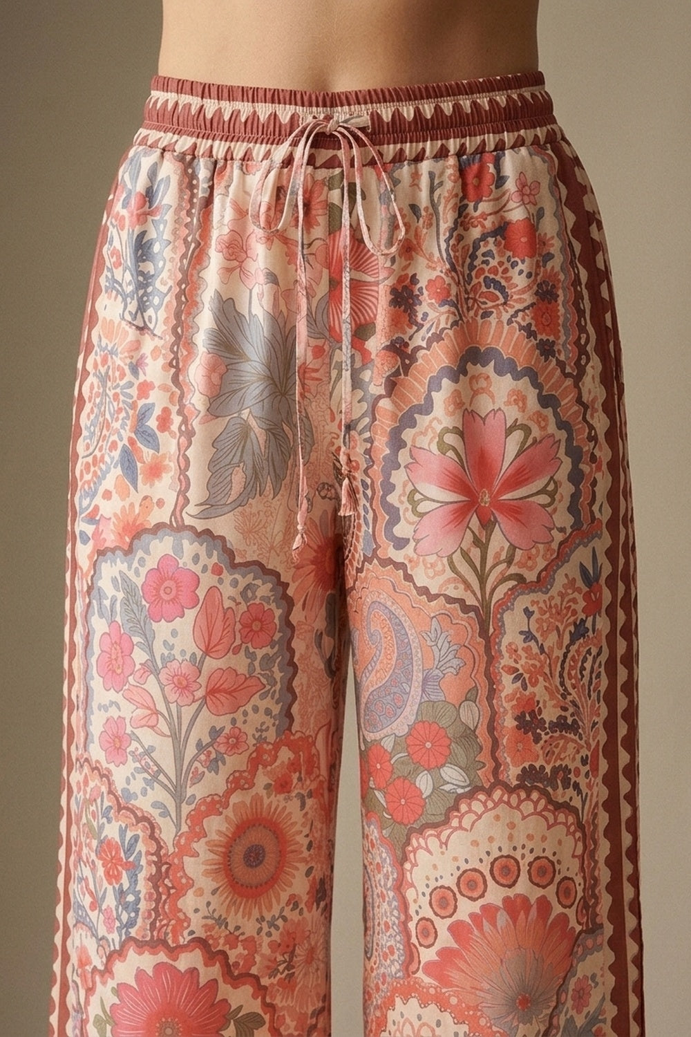 Pantalonas de tecido leve e estampado floral multicolorido com cintura larga