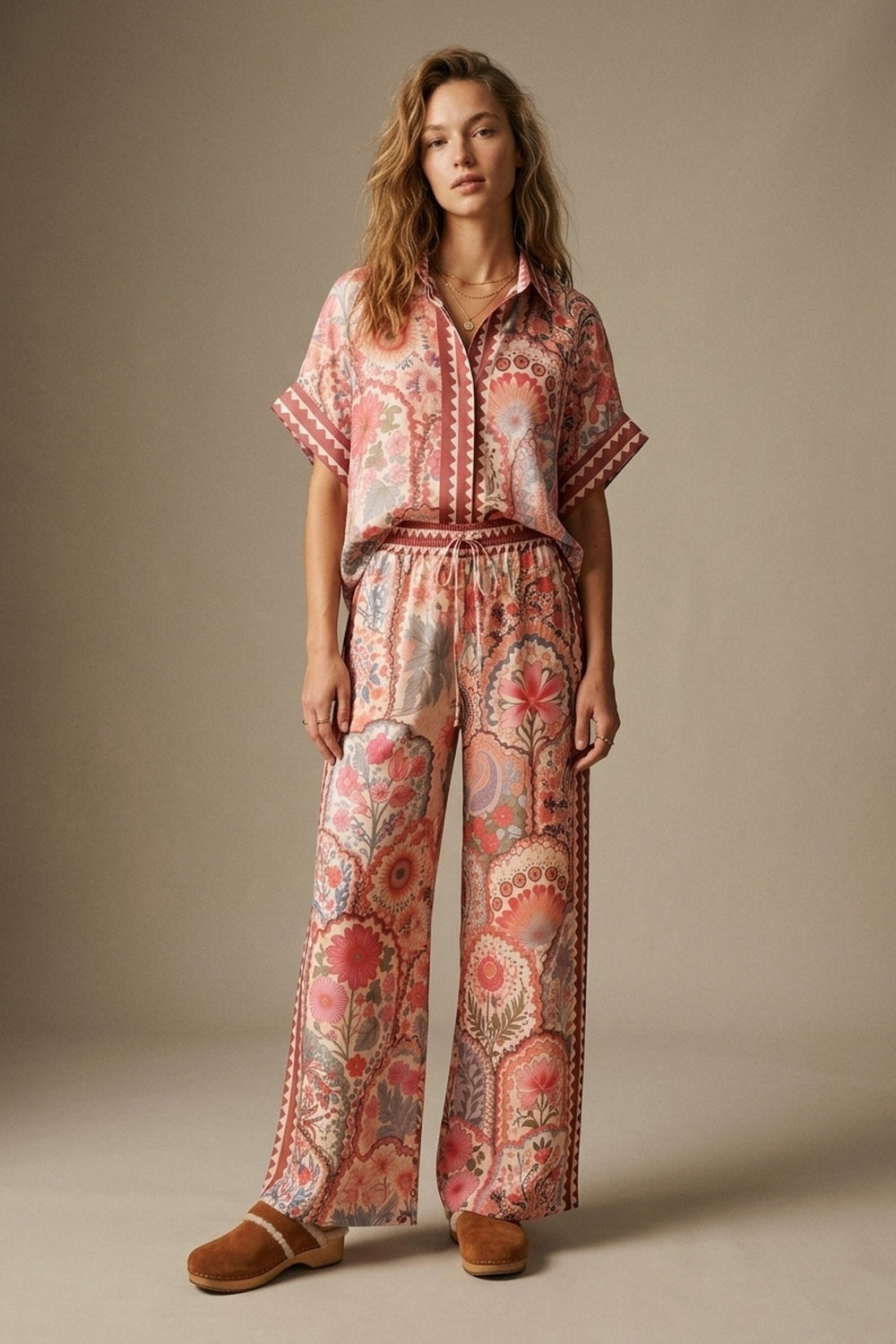 Camisa de Tecido Leve com Estampa Floral Multicolorida e Acabamento Contrastante