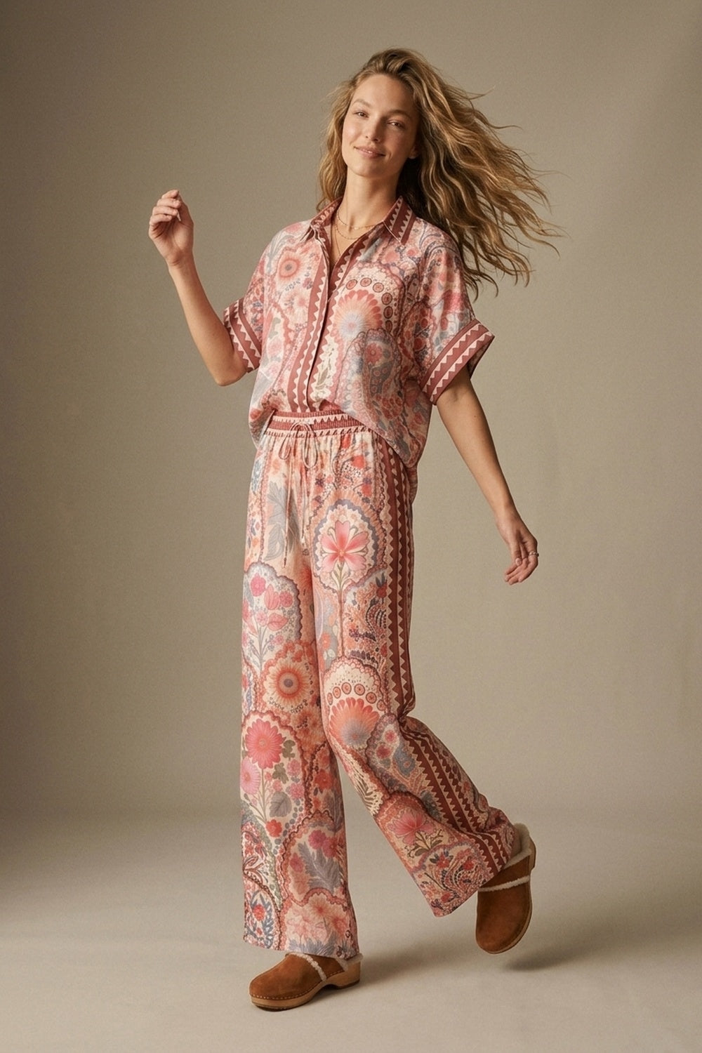 Camisa de Tecido Leve com Estampa Floral Multicolorida e Acabamento Contrastante