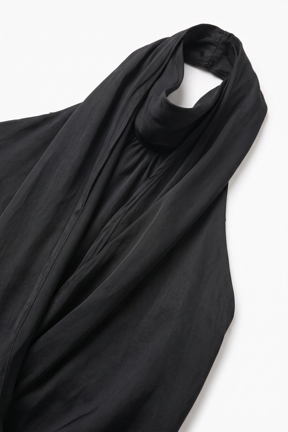 Blusa sem mangas com gola halter drapeada em cetim preto