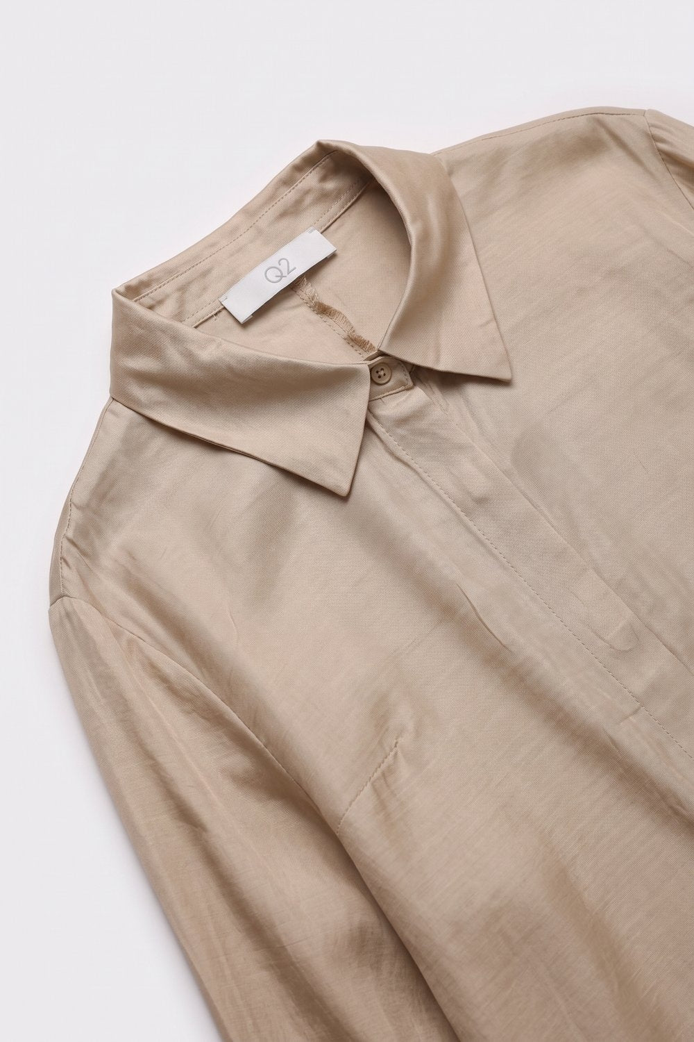 Camisa oversized bege em tecido translúcido com mangas largas