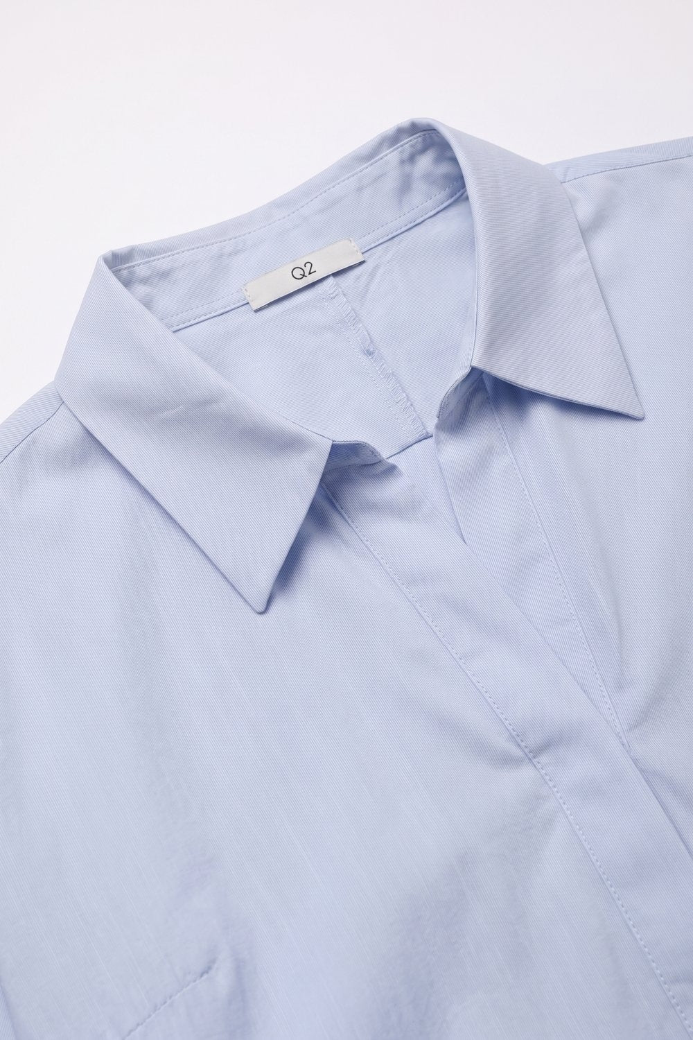 Camisa azul claro de caimento oversized em tecido translúcido com mangas largas