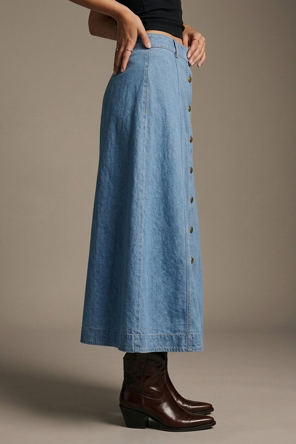 Saia midi de denim azul claro com costura contrastante e frente com botões em linha A