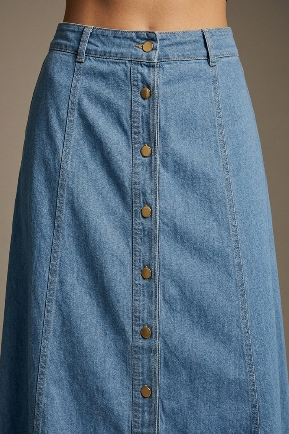 Saia midi de denim azul claro com costura contrastante e frente com botões em linha A