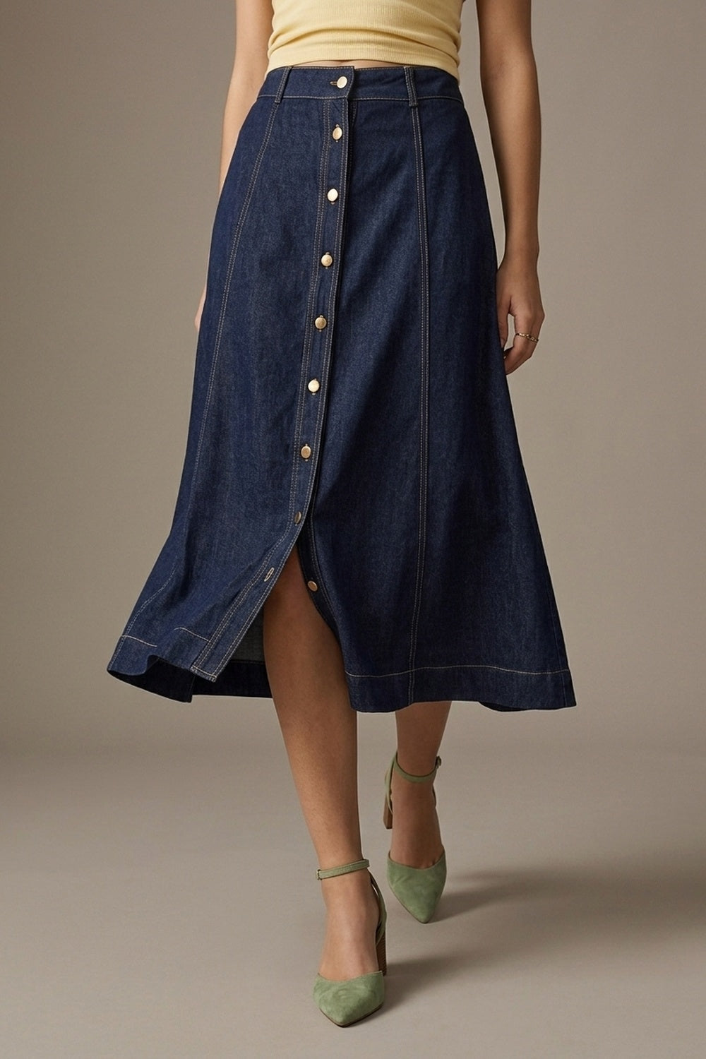 Saia midi em denim azul escuro com costura contrastante e botões frontais em linha A