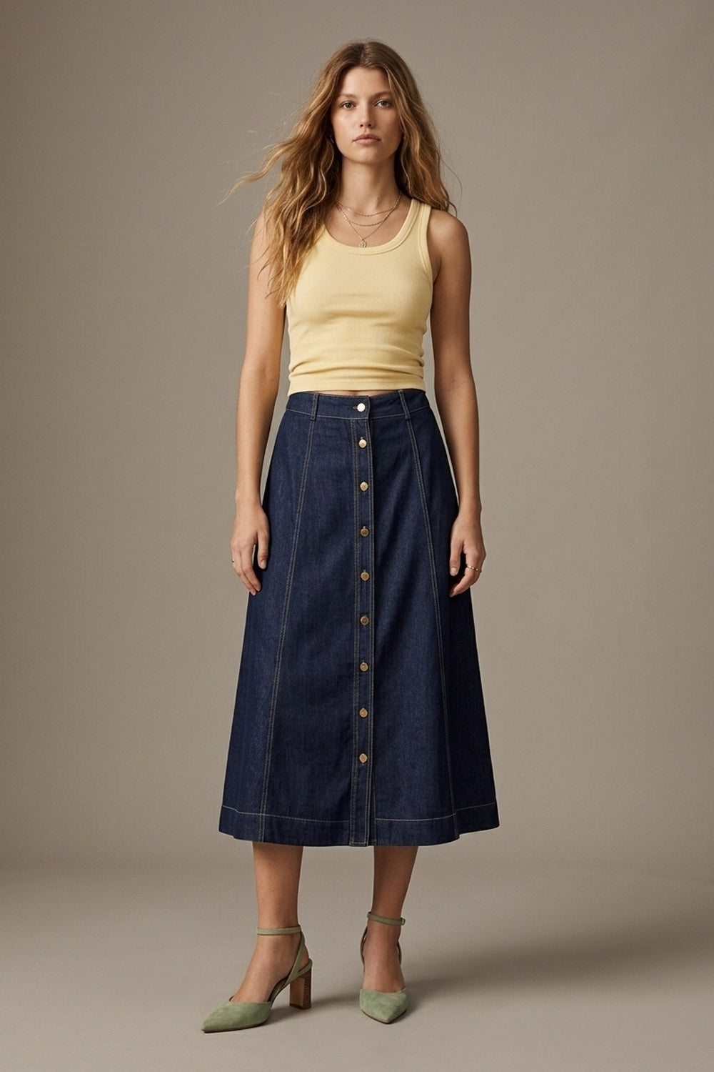 Saia midi em denim azul escuro com costura contrastante e botões frontais em linha A