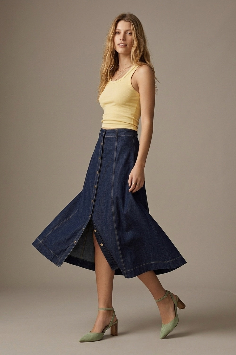 Saia midi em denim azul escuro com costura contrastante e botões frontais em linha A