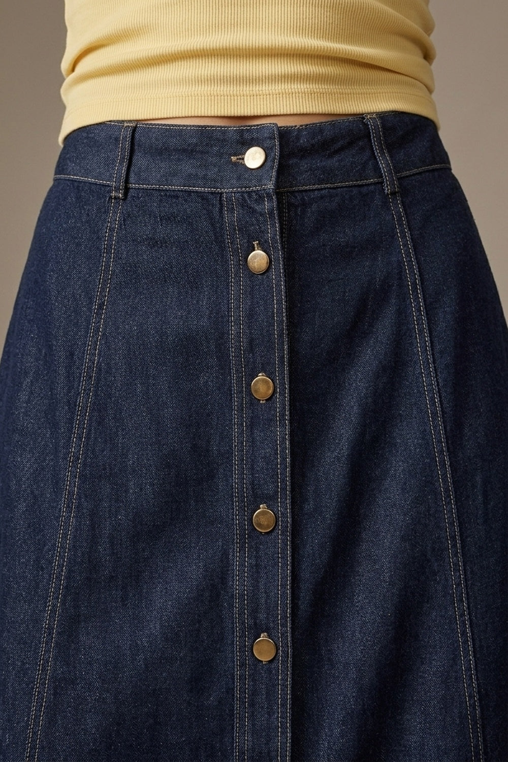 Saia midi em denim azul escuro com costura contrastante e botões frontais em linha A