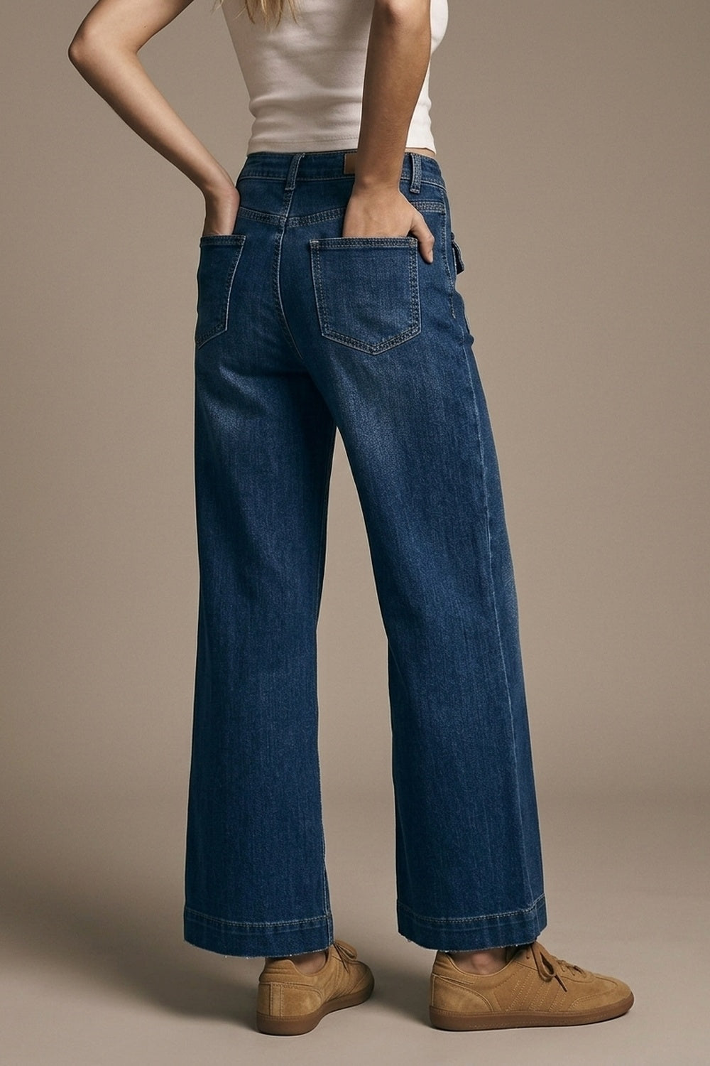 Jeans de Ganga Azul de Lavagem Escura com Detalhe de Botão