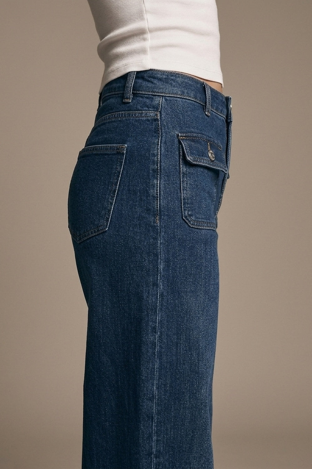 Jeans de Ganga Azul de Lavagem Escura com Detalhe de Botão