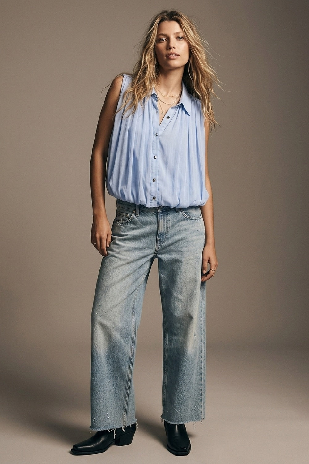 Blusa sem mangas plissada em chiffon azul claro com botões frontais corte regular