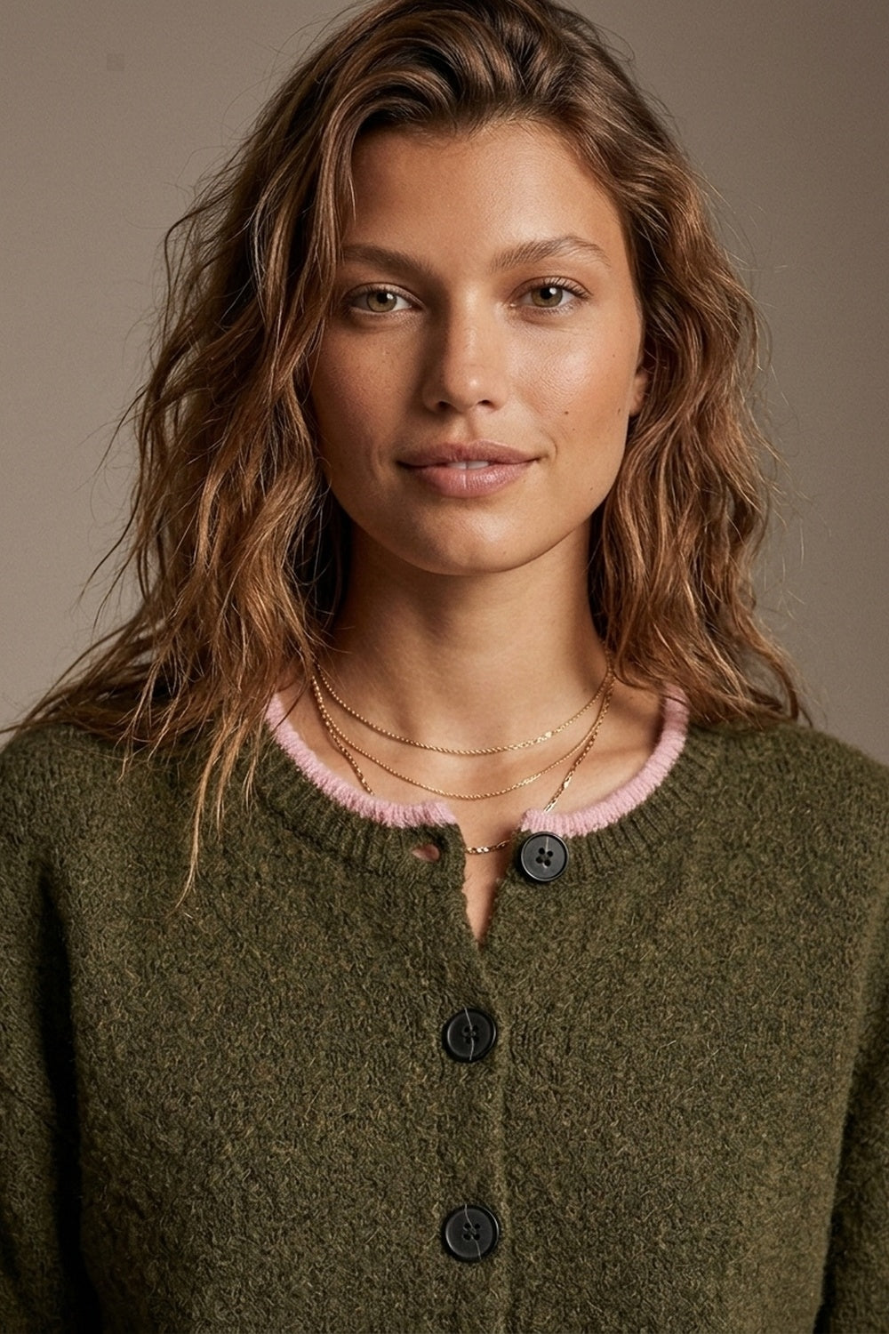 Cardigan com Botões e Acabamento Canelado em Malha Fina Verde Oliva e Rosa
