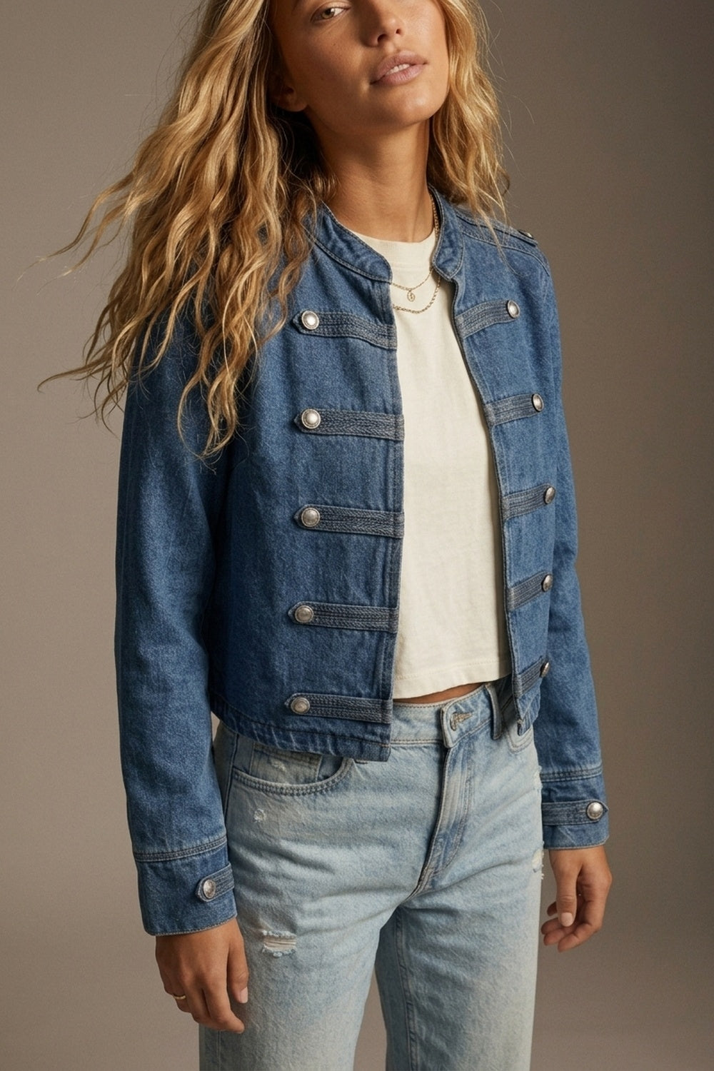 Jaqueta Cropped de Botões Militares em Denim Azul Rígido Sem Elasticidade