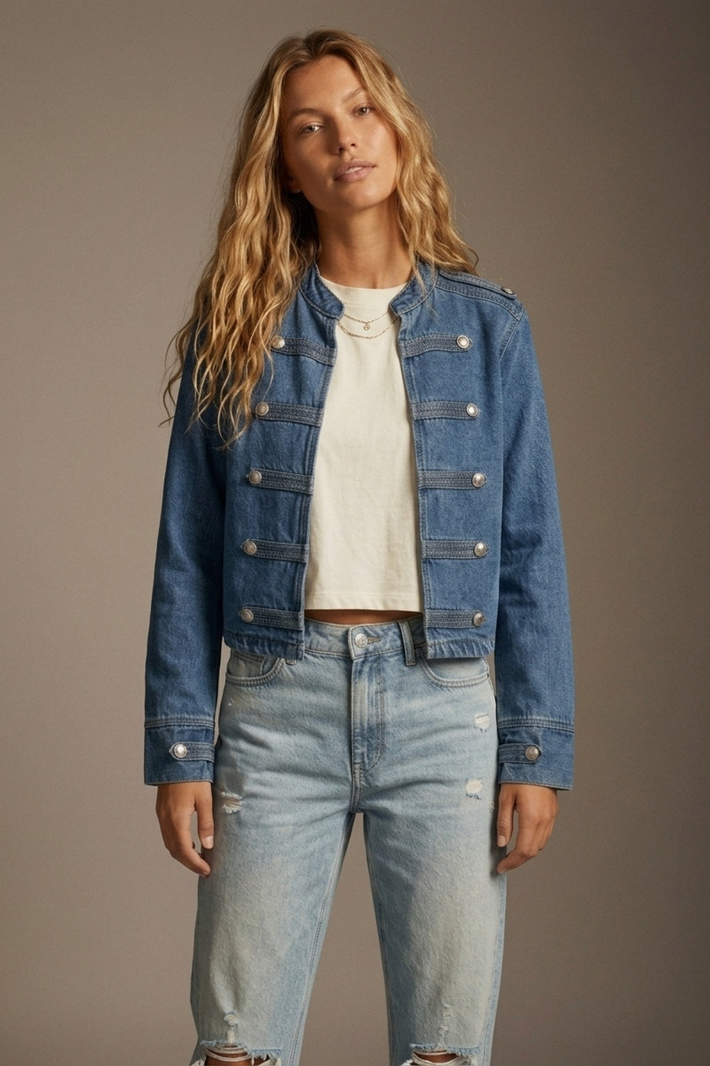 Jaqueta Cropped de Botões Militares em Denim Azul Rígido Sem Elasticidade
