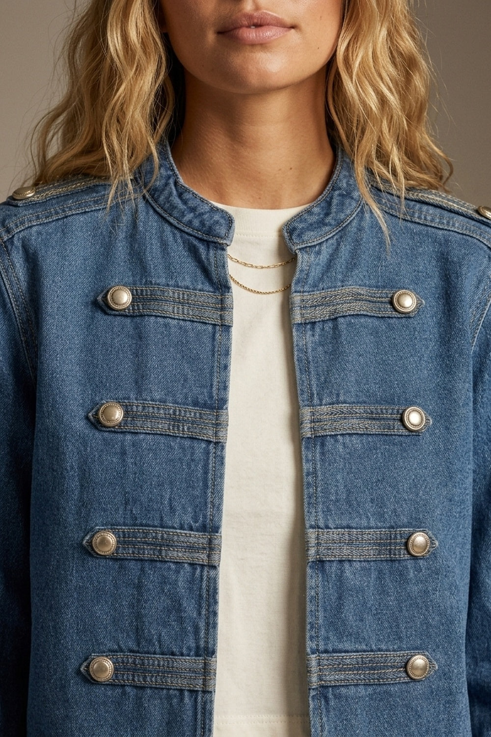 Jaqueta Cropped de Botões Militares em Denim Azul Rígido Sem Elasticidade
