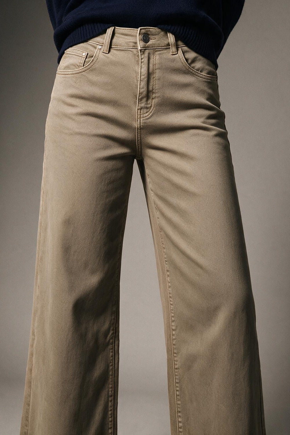 calças largas bege escuro em denim stretch